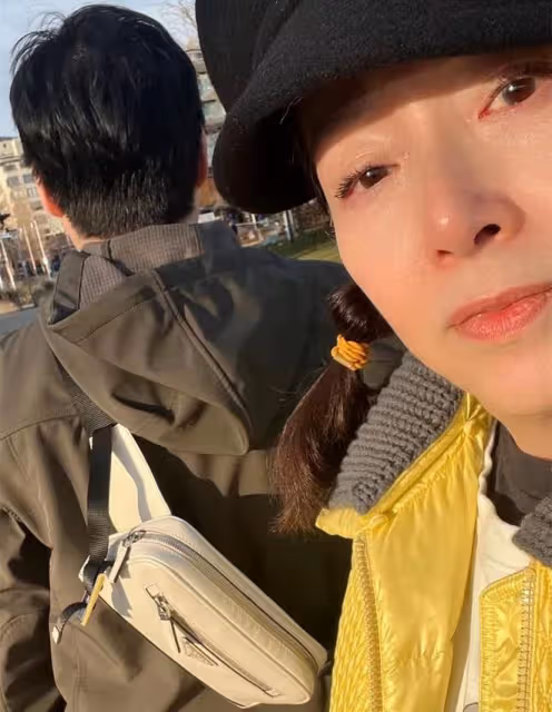 萬梓良前妻現身北京，37歲女兒罕露面，名校畢業在內地開6家餐廳