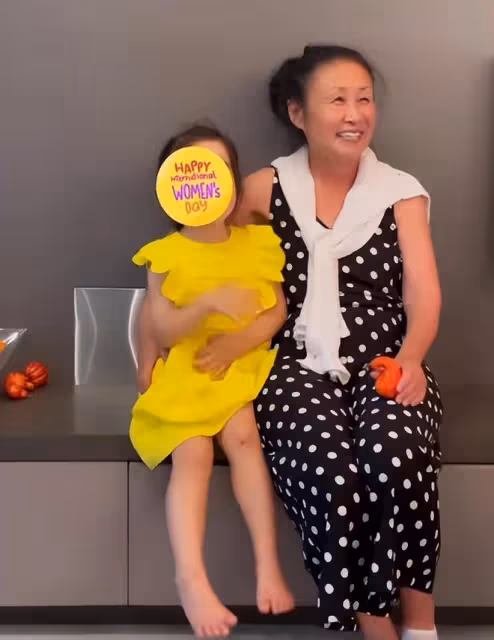 謝婷婷3歲女兒給媽媽送祝福,舉起雙手給媽媽加油打氣