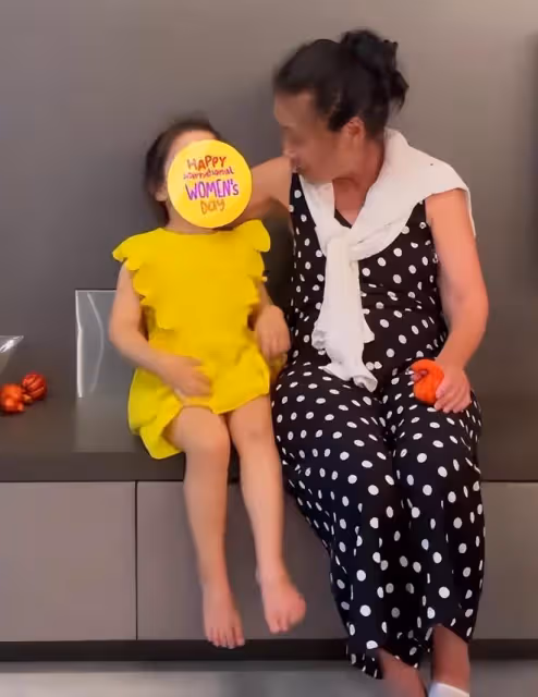 謝婷婷3歲女兒給媽媽送祝福,舉起雙手給媽媽加油打氣