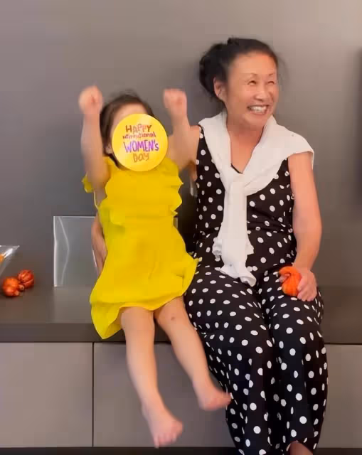 謝婷婷3歲女兒給媽媽送祝福,舉起雙手給媽媽加油打氣