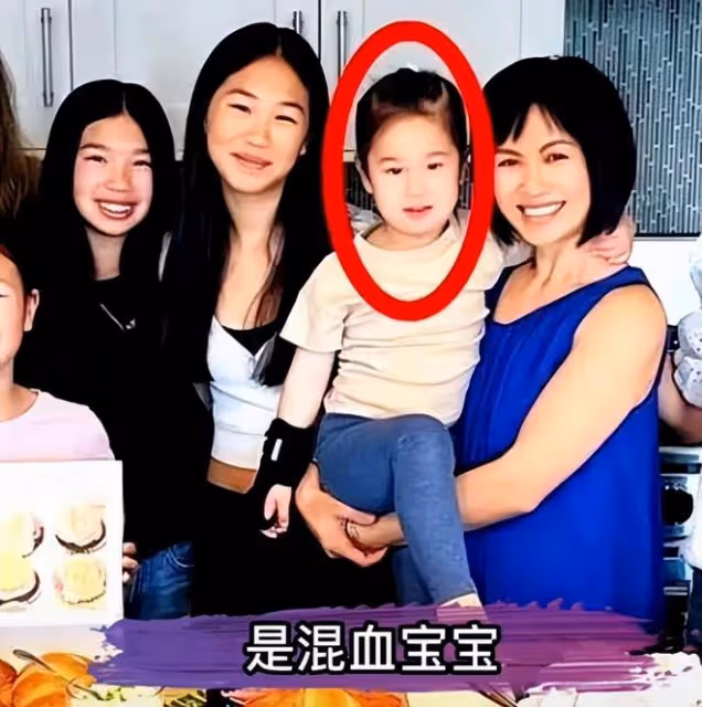 謝婷婷3歲女兒給媽媽送祝福,舉起雙手給媽媽加油打氣