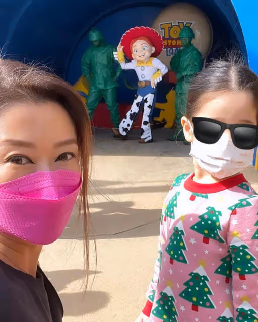 謝婷婷3歲女兒給媽媽送祝福,舉起雙手給媽媽加油打氣