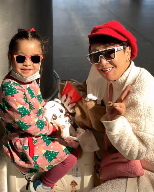謝婷婷3歲女兒給媽媽送祝福,舉起雙手給媽媽加油打氣