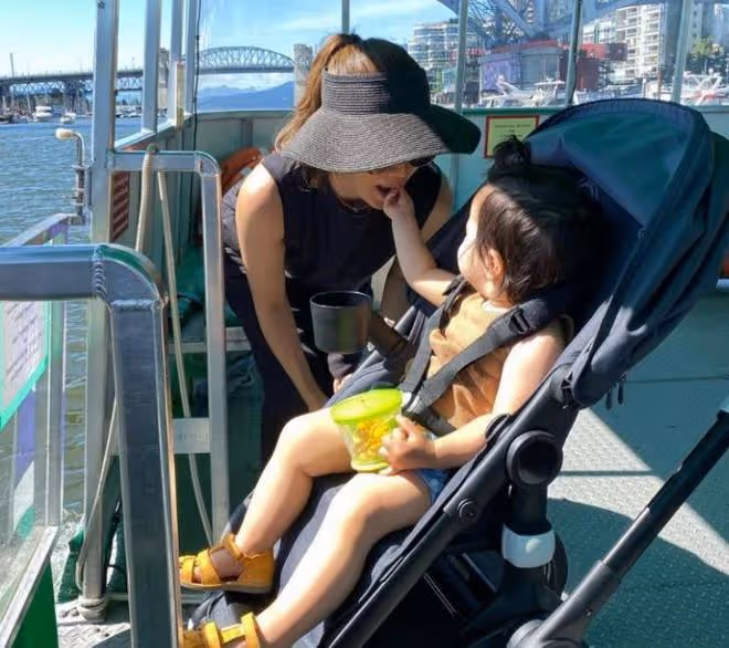 謝婷婷3歲女兒給媽媽送祝福,舉起雙手給媽媽加油打氣