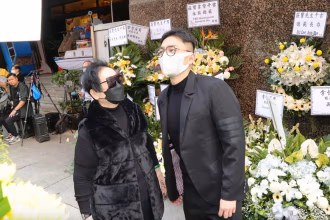 TVB富二代喪父,披麻戴孝雙眼通紅操辦喪禮,周星馳送花圈悼念