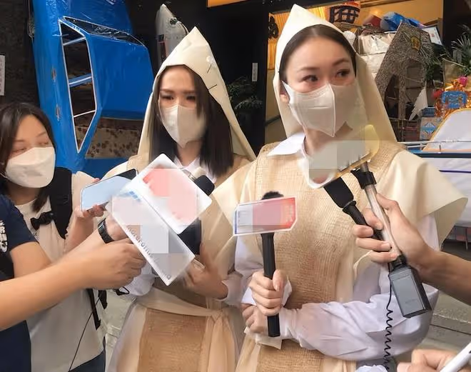 TVB富二代喪父,披麻戴孝雙眼通紅操辦喪禮,周星馳送花圈悼念