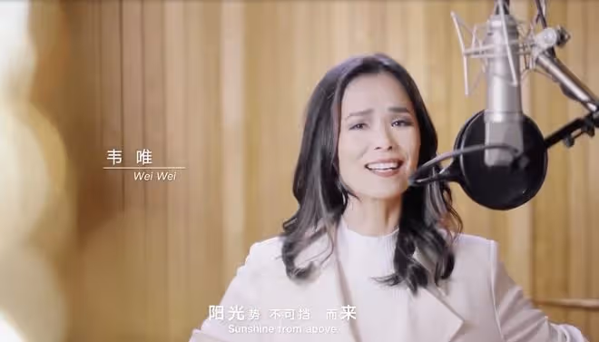 韋唯學霸長子曬母子合影,陪媽媽錄製杭州亞運會主題曲,帥氣有型