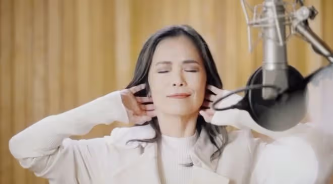 韋唯學霸長子曬母子合影,陪媽媽錄製杭州亞運會主題曲,帥氣有型