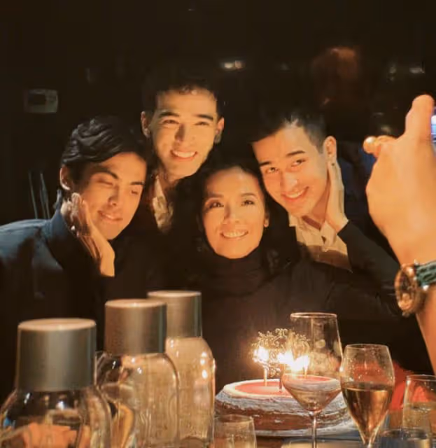 韋唯學霸長子曬母子合影,陪媽媽錄製杭州亞運會主題曲,帥氣有型