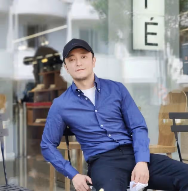 曝尼格買提和年輕異性挽手,兩人關係引猜測,多年無子剛被傳離婚