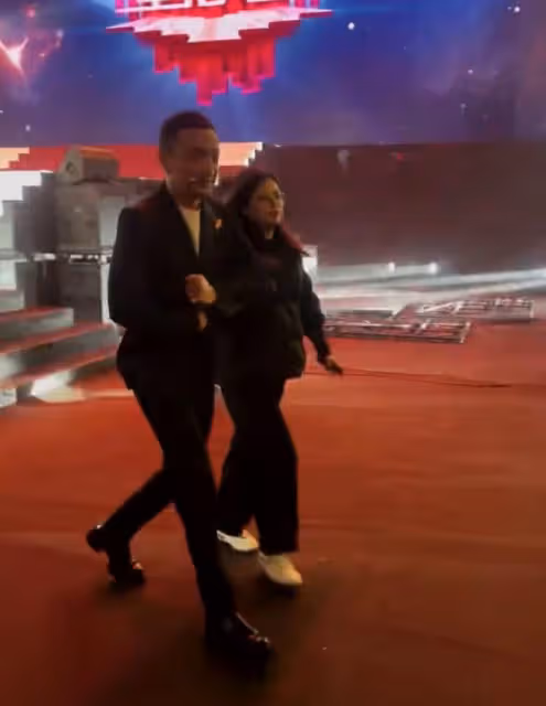 曝尼格買提和年輕異性挽手,兩人關係引猜測,多年無子剛被傳離婚