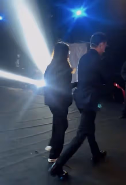 曝尼格買提和年輕異性挽手,兩人關係引猜測,多年無子剛被傳離婚