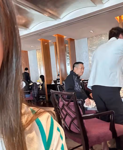 52歲張嘉譯香港被偶遇,臉部圓潤發福明顯,戴大金戒指吸睛