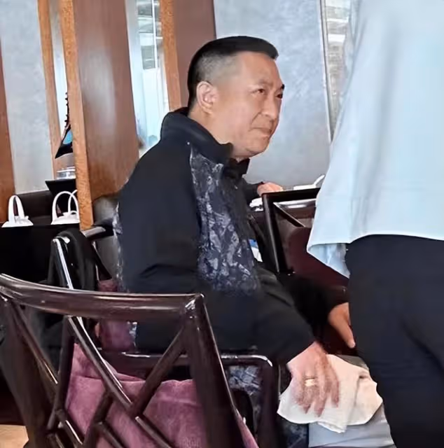 52歲張嘉譯香港被偶遇,臉部圓潤發福明顯,戴大金戒指吸睛