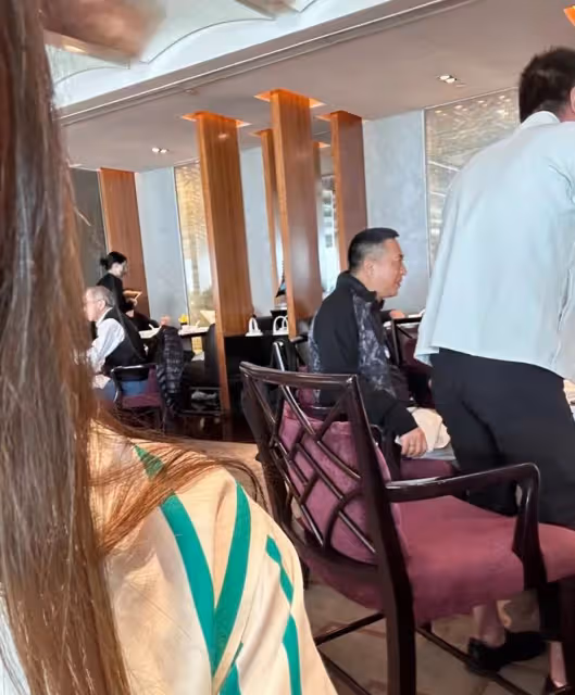 52歲張嘉譯香港被偶遇,臉部圓潤發福明顯,戴大金戒指吸睛