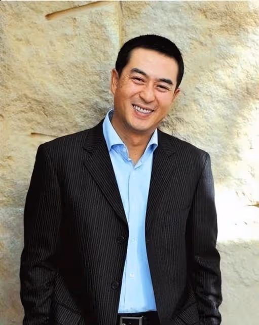 52歲張嘉譯香港被偶遇,臉部圓潤發福明顯,戴大金戒指吸睛