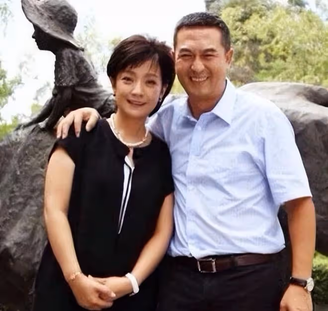 52歲張嘉譯香港被偶遇,臉部圓潤發福明顯,戴大金戒指吸睛