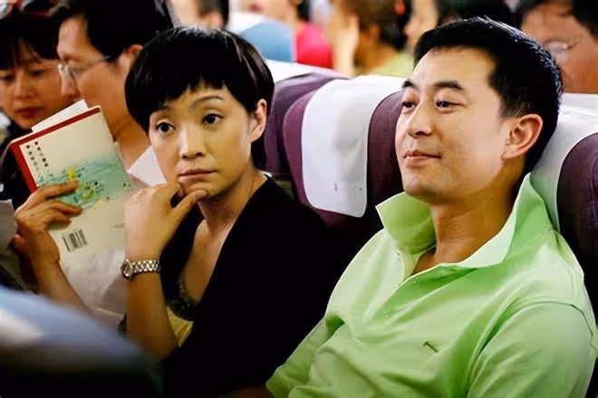 52歲張嘉譯香港被偶遇,臉部圓潤發福明顯,戴大金戒指吸睛