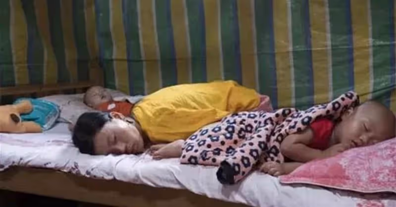 「無臂媽媽」用雙腳養活女兒,她和孩子睡覺的畫面令人淚目,母愛太偉大