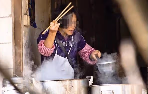 老闆可憐小乞丐,每天免費給他一碗粥,1個月後乞丐一看店裡,打了通電話,老闆夫妻哭著感謝他