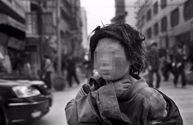 老闆可憐小乞丐,每天免費給他一碗粥,1個月後乞丐一看店裡,打了通電話,老闆夫妻哭著感謝他