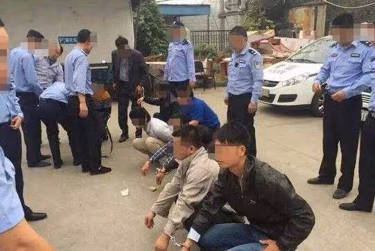 老闆可憐小乞丐,每天免費給他一碗粥,1個月後乞丐一看店裡,打了通電話,老闆夫妻哭著感謝他