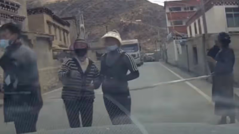 網紅局長劉洪再出圈，村民攔車要錢引熱議，網友評論區留言求說法