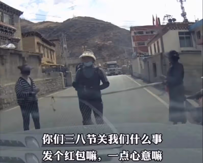 網紅局長劉洪再出圈,村民攔車要錢引熱議,網友評論區留言求說法