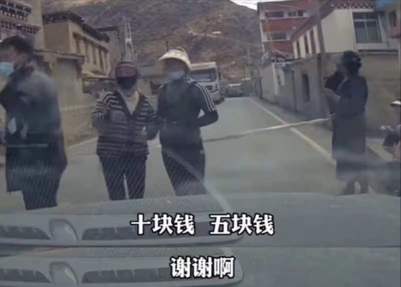 網紅局長劉洪再出圈,村民攔車要錢引熱議,網友評論區留言求說法