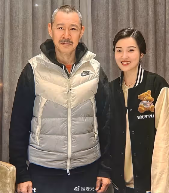 66歲張豐毅狀態好,折服評彈女藝人,前妻呂麗萍卻在美國撿垃圾!