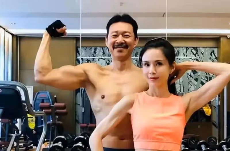 66歲張豐毅狀態好,折服評彈女藝人,前妻呂麗萍卻在美國撿垃圾!