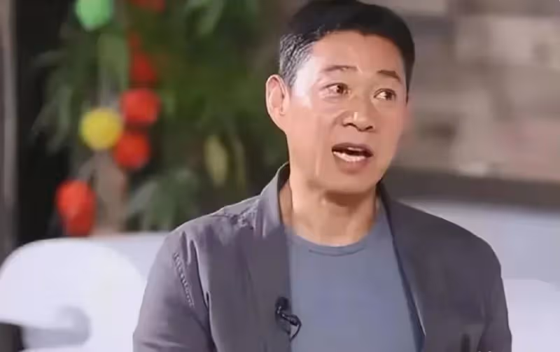 66歲張豐毅狀態好,折服評彈女藝人,前妻呂麗萍卻在美國撿垃圾!