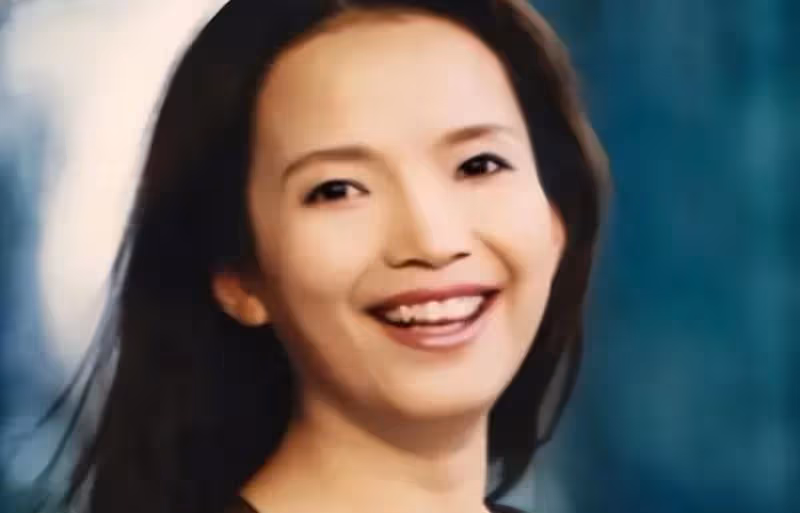 66歲張豐毅狀態好,折服評彈女藝人,前妻呂麗萍卻在美國撿垃圾!