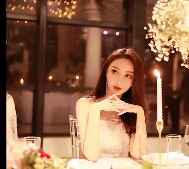 黃曉明新女友葉珂身份疑似曝光,離婚後帶兩娃身價上億開百萬豪車