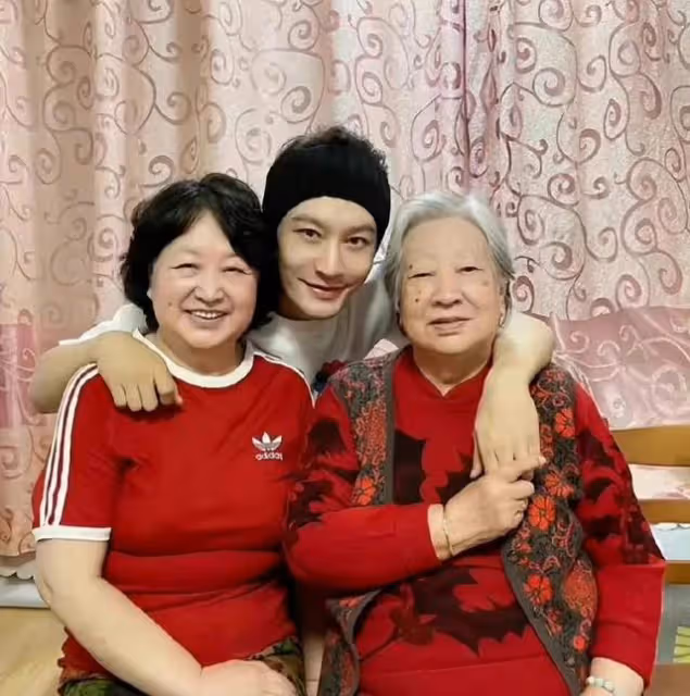 黃曉明新女友葉珂身份疑似曝光,離婚後帶兩娃身價上億開百萬豪車