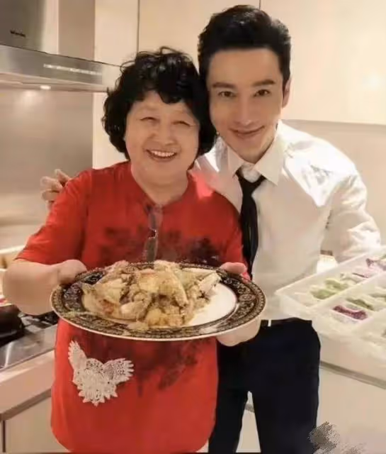 黃曉明新女友葉珂身份疑似曝光,離婚後帶兩娃身價上億開百萬豪車
