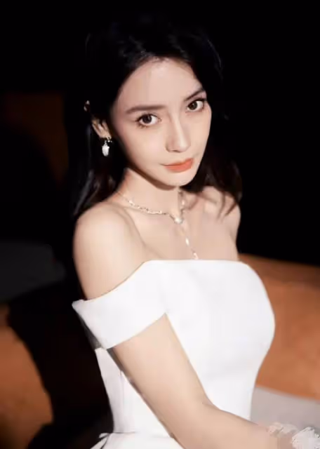 黃曉明新女友葉珂身份疑似曝光,離婚後帶兩娃身價上億開百萬豪車