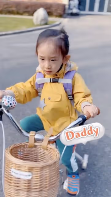 陳小春次子騎單車,扎馬尾像女孩兒,網友擔心會導致性別認知障礙