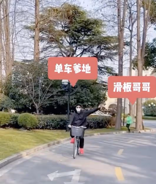 陳小春次子騎單車,扎馬尾像女孩兒,網友擔心會導致性別認知障礙