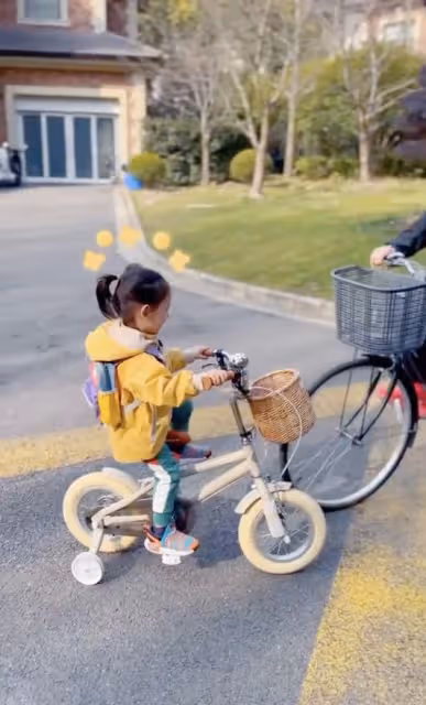 陳小春次子騎單車,扎馬尾像女孩兒,網友擔心會導致性別認知障礙