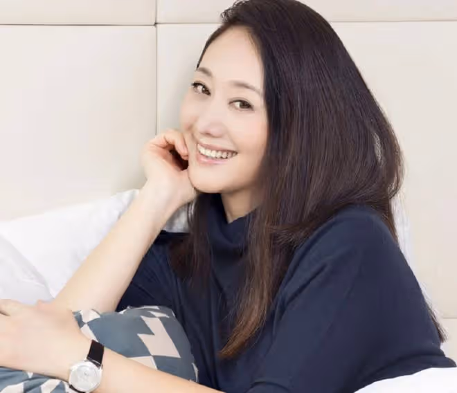 「令妃娘娘」娟子罕露面,57歲氣質仍優雅,女兒已18歲長得像媽