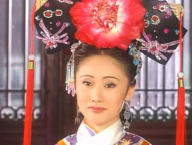 「令妃娘娘」娟子罕露面,57歲氣質仍優雅,女兒已18歲長得像媽