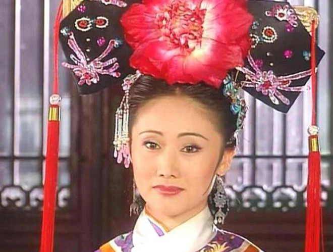 「令妃娘娘」娟子罕露面，57歲氣質仍優雅，女兒已18歲長得像媽
