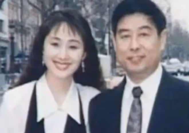 「令妃娘娘」娟子罕露面,57歲氣質仍優雅,女兒已18歲長得像媽