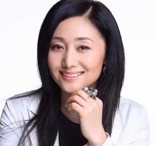「令妃娘娘」娟子罕露面,57歲氣質仍優雅,女兒已18歲長得像媽