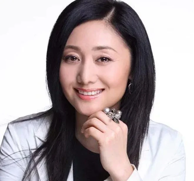 「令妃娘娘」娟子罕露面，57歲氣質仍優雅，女兒已18歲長得像媽