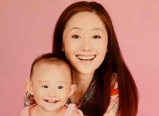 「令妃娘娘」娟子罕露面,57歲氣質仍優雅,女兒已18歲長得像媽