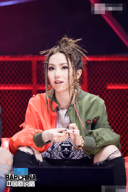 女歌手在英國賣燒烤年入百萬,一年內換兩輛車,直言賣燒烤更賺錢