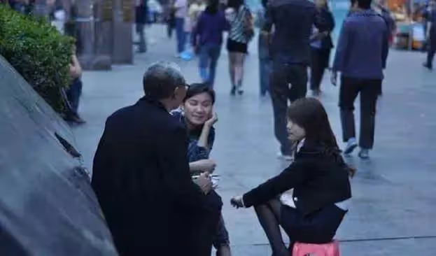 我背著老公懷了情人的孩子，正在煩惱時，老公傳來一則訊息，讓我笑了!