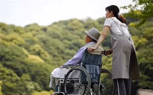 父親大小便失禁，請保姆後卻「從未尿過褲子」女兒裝監控「觀察保姆工作」淚奔：親閨女都做不到！